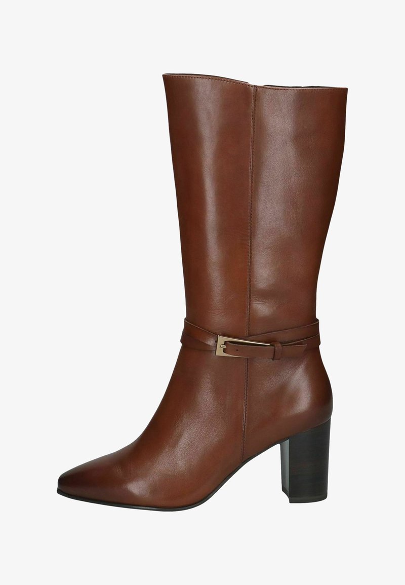 Botte mi-mollet en cuir marron avec bout pointu, talon bloc et bride décorative avec boucle dorée autour de la cheville.