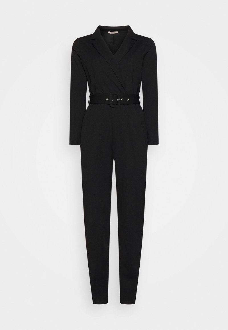 Combinaison noire à manches longues avec devant croisé, col, jambes fuselées et large ceinture avec boucle rectangulaire à la taille.