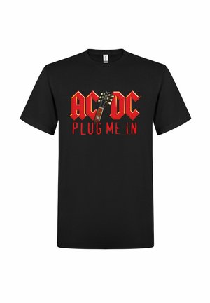 Camiseta negra con el logo rojo de AC/DC, con un mástil de guitarra reemplazando el rayo, y texto rojo que dice "PLUG ME IN" debajo.