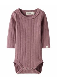 Długi rękaw bodysuit Lil'Atelier w kolorze mauve, z prążkowanym teksturem, okrągłym dekoltem i zapięciem na zatrzasku na dole. Miękka tkanina z detalem etykiety.