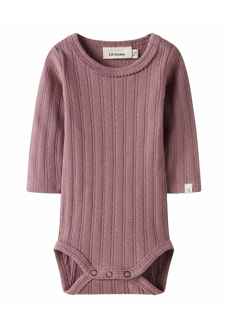 Długi rękaw bodysuit Lil'Atelier w kolorze mauve, z prążkowanym teksturem, okrągłym dekoltem i zapięciem na zatrzasku na dole. Miękka tkanina z detalem etykiety.