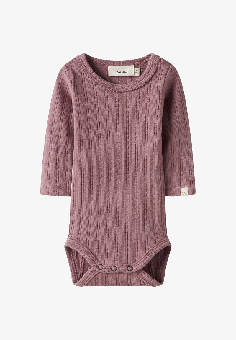 Dolga majica za dojenčke Lil'Atelier v mauve barvi, z ribasto teksturo, okroglo ovratnico in zapiranjem na pritiske na dnu. Mehak material z oznako.