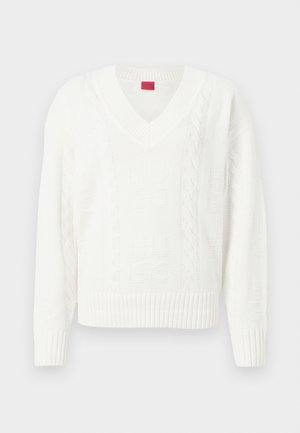 Weißer Strickpullover mit V-Ausschnitt, geripptem Saum und strukturierten Zopfmustern, in die der Markenname dezent eingewebt ist.