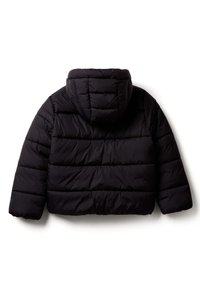 Giacca a vento nera, con cappuccio, design trapuntato e vestibilità rilassata. Il tessuto appare liscio con una texture leggermente lucida.
