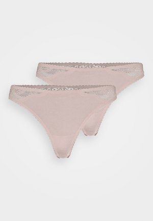 Due coppie di perizomi fucsia con bordi in pizzo, realizzati in un materiale morbido, un design a vita bassa e bordi ondulati lungo l'elastico.