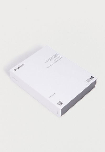 Λευκό ορθογώνιο κουτί με το λογότυπο "DI Milano", λεπτομέρειες προϊόντος και ένα μικρό QR κωδικό σε απλό λευκό φόντο.