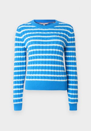 Μπλε πλεκτό πουλόβερ με οριζόντιες λευκές ρίγες, ριμπ μανσέτες και τελείωμα, με μικρό λογότυπο στο μπροστινό μέρος. Ελαφρύ υλικό.