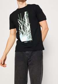 BOSS T-shirt med print - black