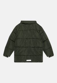 Grön puffjacka med krage, horisontell quiltning, långa ärmar och en vit etikett på nedre delen av ryggen. Slät, glänsande yta.