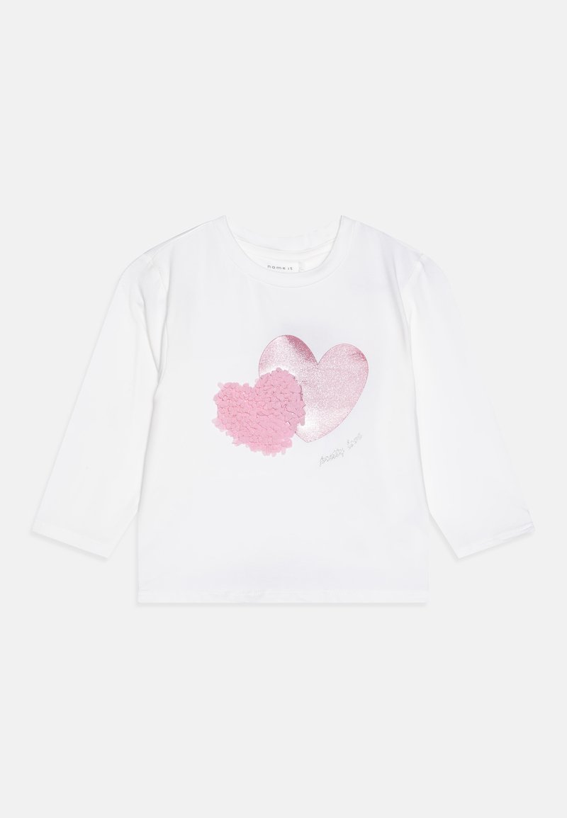 Hvit langermet T-skjorte med to rosa hjerter: ett glatt og skimrende, det andre med tekstur, med «Sparkling Love» trykt under.