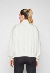 New Balance PERFORMANCE FULL ZIP - Majica s kapuljačom i patentnim zatvaračem - linen