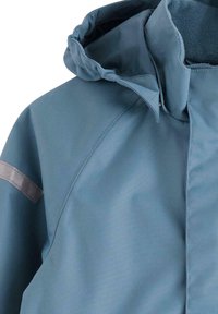 Blauwe waterdichte jas met een gladde textuur, voorzien van een afneembare capuchon, ritssluiting en reflecterende accenten op de schouders.