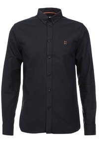 Sort langærmet skjorte med knapper, lavet af glat stof, med en struktureret krave, sorte knapper og et orange "II" broderet detaljer.