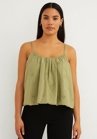 Canottiera senza maniche verde oliva con scollatura arricciata, caratterizzata da modelli floreali ricamati su tutta la superficie e sottili spalline regolabili.