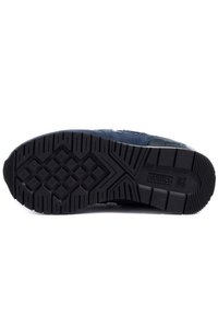 Suela de zapatilla azul con una parte inferior de goma negra texturada, adornada con patrones geométricos y el logo "MUNICH" en el lateral.