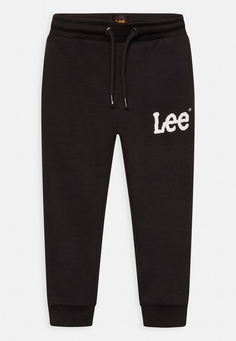 Svarta bomullsjoggers med elastiskt midjeband och dragsko. Ribbad mudd och vit "Lee"-logotyp på vänster lår. Slät textur.