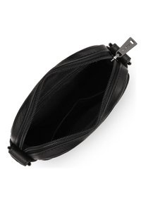Borsa in pelle nera con chiusura a zip, caratterizzata da una superficie liscia e due scomparti interni. Include un'etichetta metallica e bordi arrotondati.