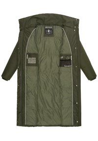 Manteau matelassé vert olive avec fermeture éclair à l'avant, capuche et fermetures à pression. L'intérieur comprend des poches, une doublure et un passepoil blanc le long des bords.