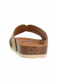 Infradito di sughero marroni con una fascia intrecciata testurizzata, apertura sul retro e una suola piatta di colore chiaro. Fodera interna liscia.