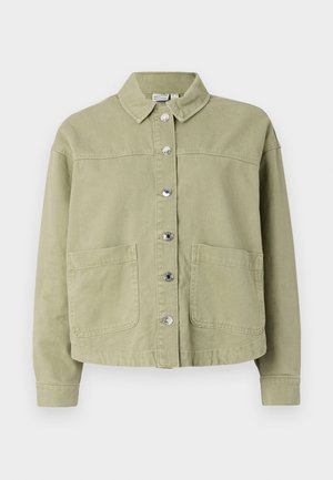 Svijetlozelena pamučna jakna s ovratnikom, prednjim kopčanjem na dugmad, dvije džepove na prsima i dugim rukavima. Glatka tekstura s opuštenim krojem.