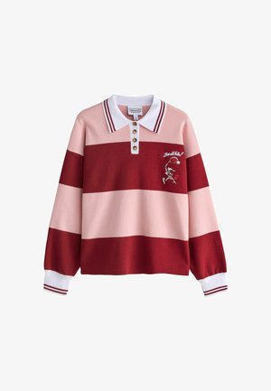 Koszulka rugby z długim rękawem w szerokie, poziome paski w kolorze różowym i ciemnoczerwonym, z białym kołnierzykiem na guziki oraz logo z kreskówkowym koszykarzem na piersi.