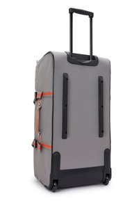 Sac de sport gris à roulettes avec poignées noires et accents orange. Dispose de deux poches latérales, d'un tissu texturé et d'une forme rectangulaire.