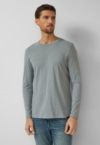 Hellgraues, langärmeliges T-Shirt mit rundem Ausschnitt und einer horizontalen Naht über der Brust; weiche Textur und lockere Passform.