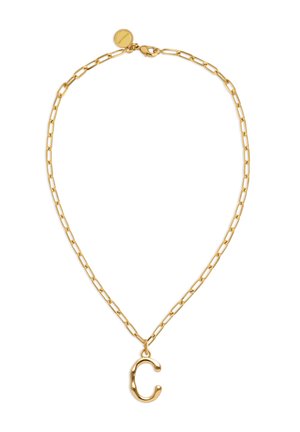 Collar de cadena de oro con eslabones ovalados y un colgante en forma de letra "C" texturizada que cuelga en el centro.