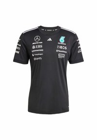 Crna sportska majica s okruglim izrezom, sa bijelim trakama na ramenima i brojnim logotipima sponzora u kontrastnim bojama. Izrađena od sintetičkog materijala.