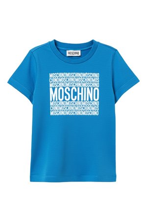 Maglietta a maniche corte di un brillante blu con un motivo a testo bianco "MOSCHINO" ripetuto al centro davanti e un'etichetta Moschino all'interno del colletto.