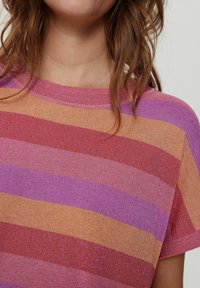 Top de punto con rayas horizontales en tonos de rosa, naranja y púrpura. Las mangas cortas y un cuello redondo aportan a su diseño casual.