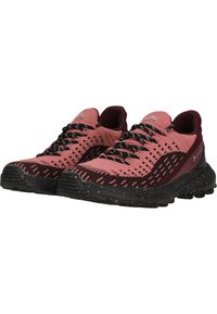 Des chaussures de sport légères avec une tige en mesh rose et bordeaux, des accents noirs et des détails texturés ; semelle en caoutchouc noire avec des speckles.