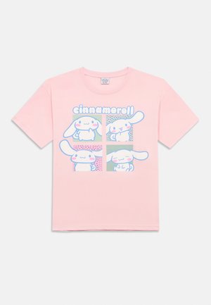 Pastelroosa T-särk nelja valge joonistuslikku kutsikaga, kellel on pikad kõrvad ja roosad põsed, paigutatud värviliste ruutude sisse, mille peal on silt "cinnamoroll".