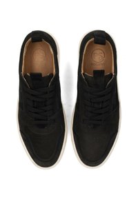 Sneaker nere in suede con lacci piatti, dotate di suola piatta bianca, bordo della suola color crema e logo impresso sulla soletta.