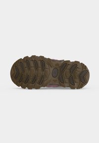 Semelle d'une chaussure de randonnée en caoutchouc marron avec des crampons profonds et une taille marquée 30 au centre sur fond blanc.