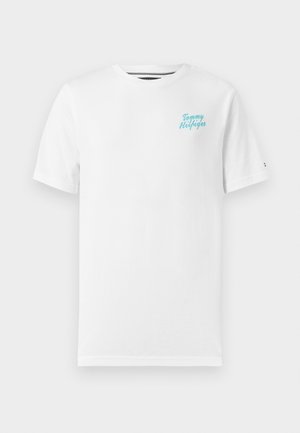 Valkoinen lyhythihainen T-paita, jossa vasemmassa rinnassa turkoosi "Tommy Hilfiger" -teksti, pyöreä pääntie ja pieni logo vasemmassa hihassa.