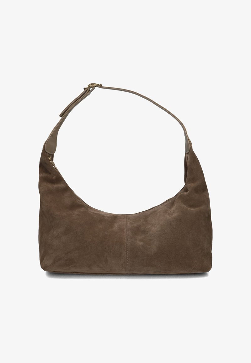 Braune Wildleder-Schultertasche mit kurvenförmiger Form, flachem Boden und einem langen, verstellbaren Ledertragegurt. Verfügt über einen Reißverschluss und glatte Textur.