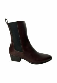 Bota de tobillo de cuero marrón con laterales elásticos negros. Presenta un tacón rectangular y un acabado liso, con una lengüeta de tela en la parte trasera.