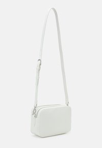 Borsa a tracolla bianca in pelle con forma rettangolare, tracolla regolabile, chiusura a doppia zip e texture liscia.
