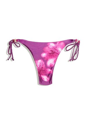 Violetti bikinin alaosa, jossa on vaaleanpunainen kukkakuvio, sivunauhakiinnitykset ja pienet koristehelmet nauhoissa.