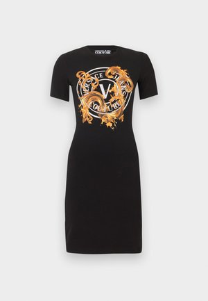 Robe noire à manches courtes, longueur genou, avec un col rond, ornée d'un motif doré de style baroque et du texte « Versace Jeans Couture » à l'avant.