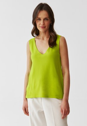Limegroene mouwloze top met een v-halslijn, gemaakt van lichtgewicht stof. De pasvorm is ontspannen, met een zoom die op de taille valt.