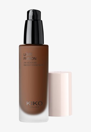 Flacon pompe de fond de teint KIKO Milano Love Fusion 24H Moisture Radiant en teinte brun foncé avec un bouchon rose pâle à côté.