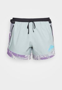 Bermudas deportivas de color azul claro con una cinturilla elástica negra y cordón. Detalles morados con patrón en el dobladillo y los bolsillos laterales.