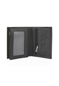 Billetera de cuero negro con un acabado texturizado. Cuenta con una ventana clara para identificación, múltiples ranuras para tarjetas, un bolsillo con cierre y herrajes de metal.