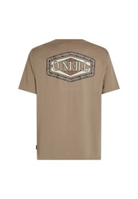 Beige kortærmet t-shirt med et stort, grafisk "O'Neill" logo med dekorativ kant og mønstre på ryggen. Blød stoftekstur.