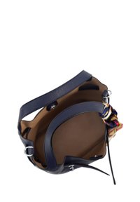 Marineblauwe leren handtas met een gestructureerde afwerking, een opening aan de bovenkant, dubbele korte handvatten en een kleurrijke zijden sjaal als accent. Binnenkant is bruin.