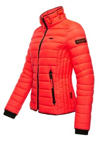 Giacca imbottita rossa con colletto alto, chiusura con zip e dettagli neri. Presenta due tasche laterali e un patch con logo sulla manica.