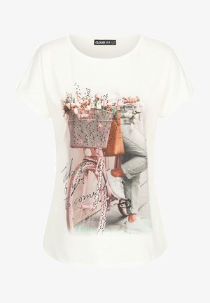 Baltas T-krekls ar velosipēda grafiku, kurā ir metāla grozs ar ziediem. Uzraksts: "Labākais vēl nāks." Īsas piedurknes.