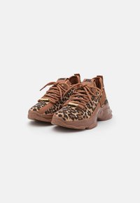 Sneaker con stampa leopardata marrone e nera, con una parte superiore testurizzata, lacci e suola imbottita. Presenta dettagli dorati e il logo sulla linguetta.